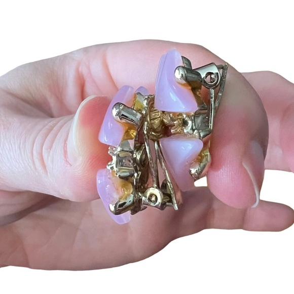 Vintage Pink Thermoset Pinwheel Geometric Gold Tone Clip On Earrings - Picture 8 of 12